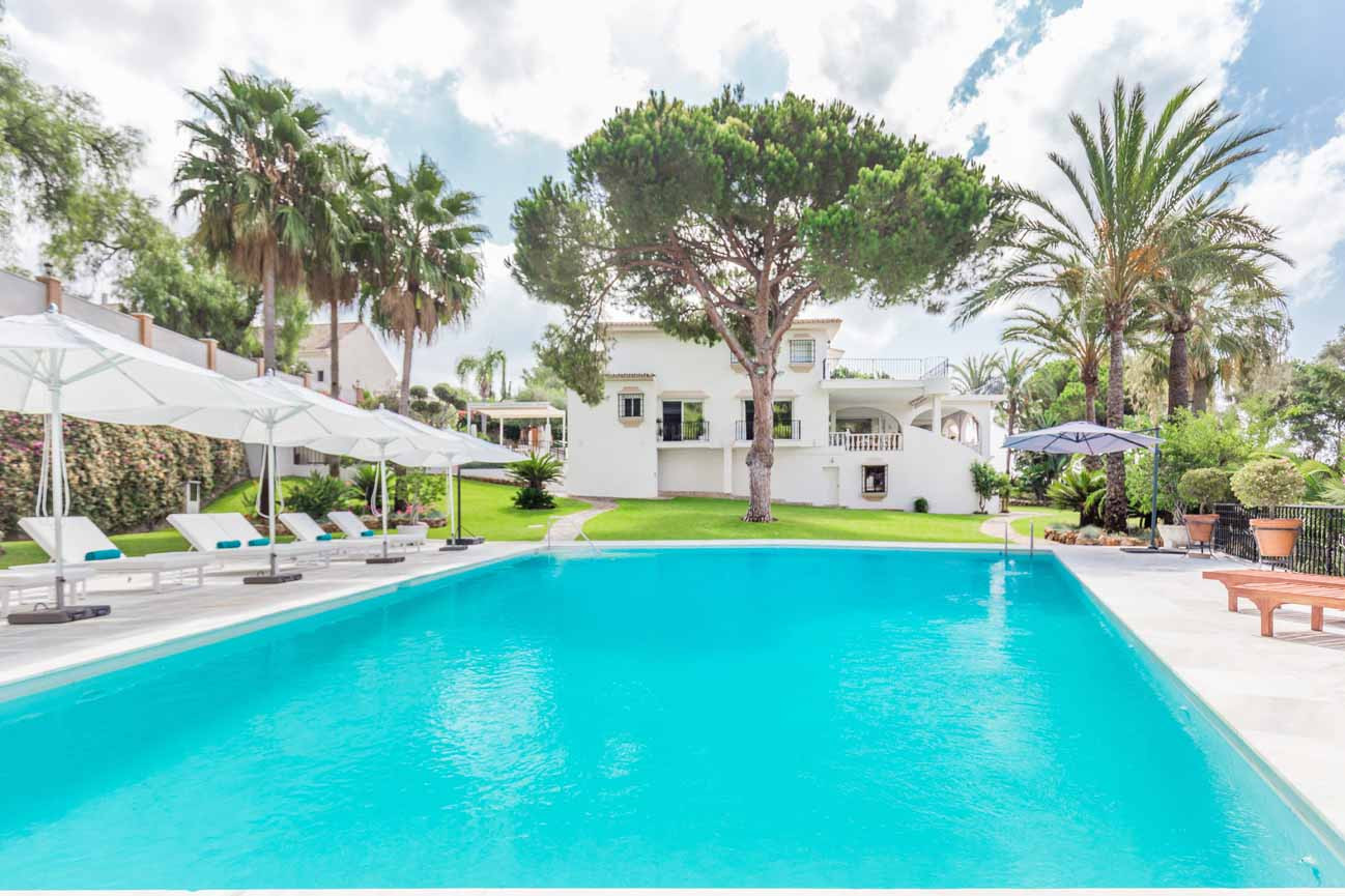 Villa en primera línea de golf en Rio Real, Marbella Este
