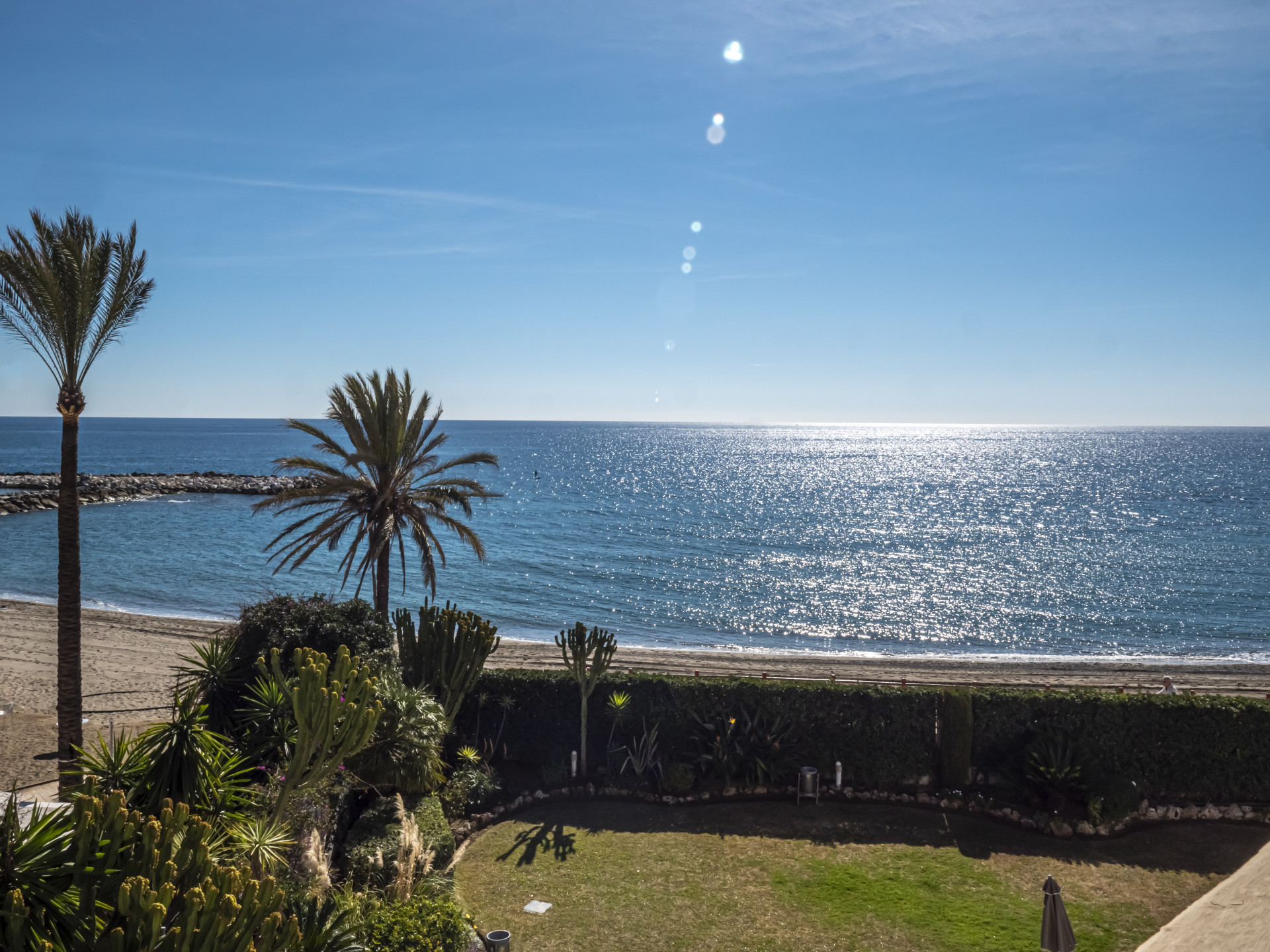 Frontline beach Apartment with panoramic sea views in Puerto Banus, Marbella