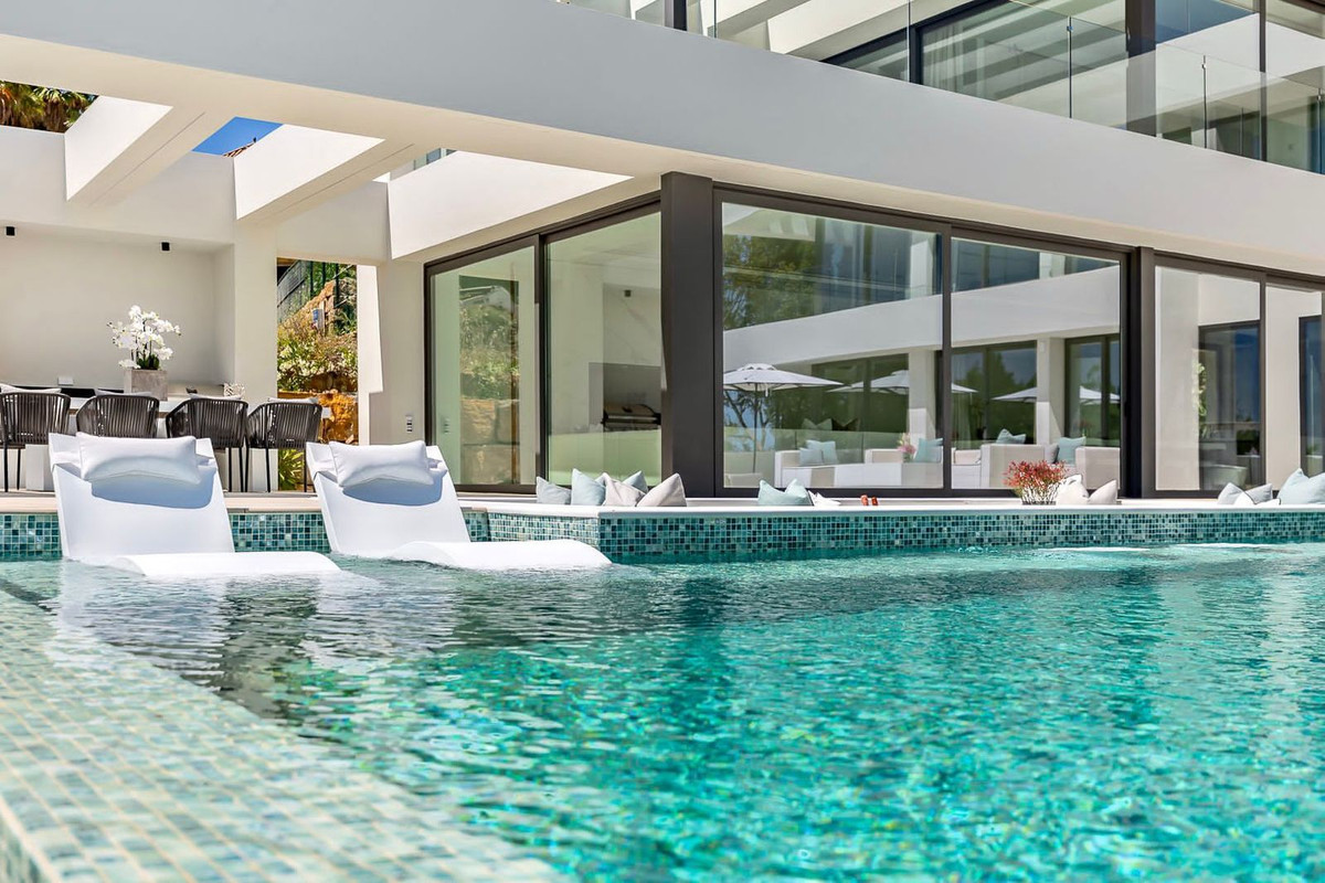 Brand new Villa with panoramic sea views in Paraiso Alto, Benahavis