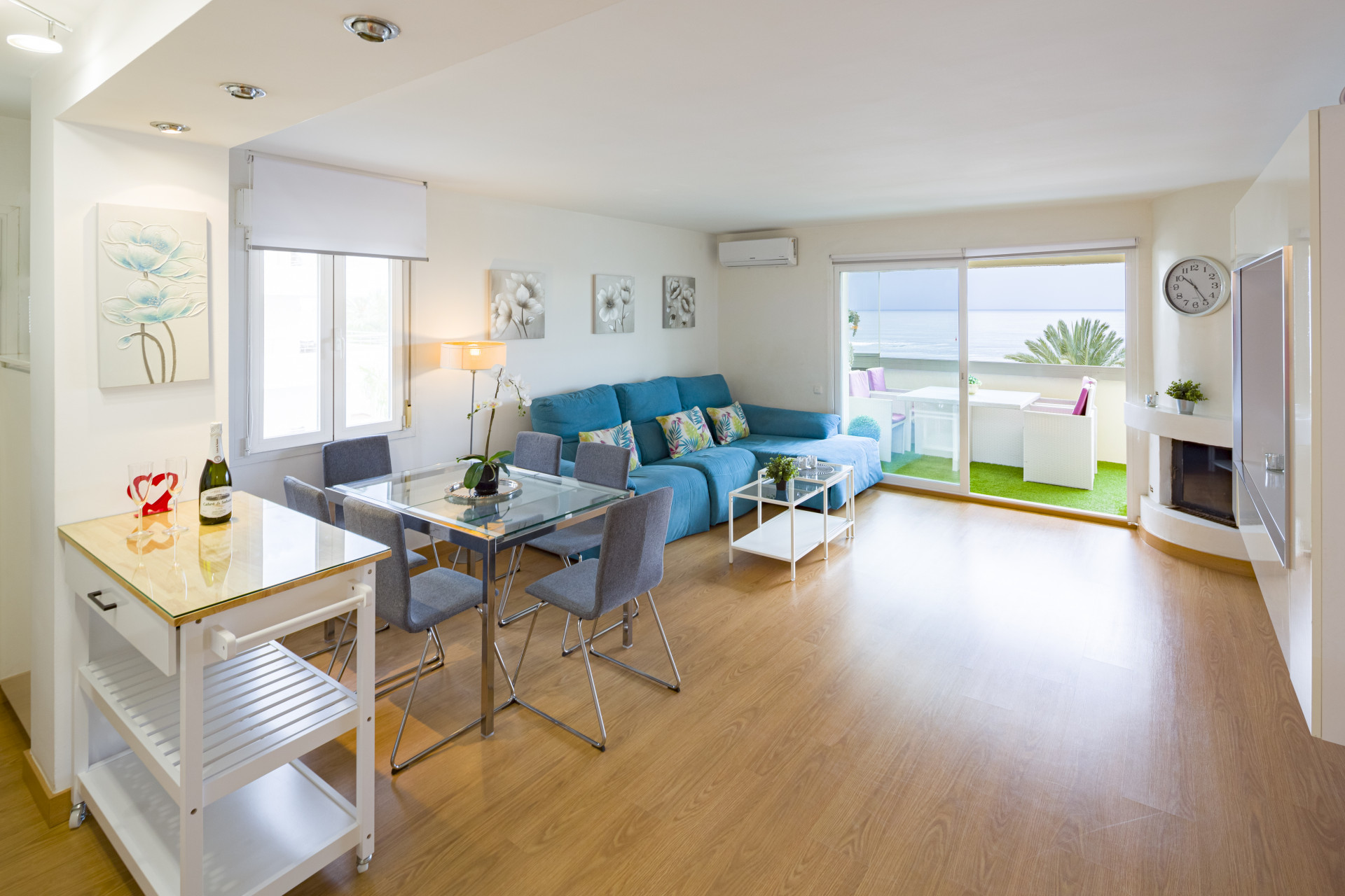 Frontline beach Apartment with sea views in Playa de la Fontanilla, Marbella
