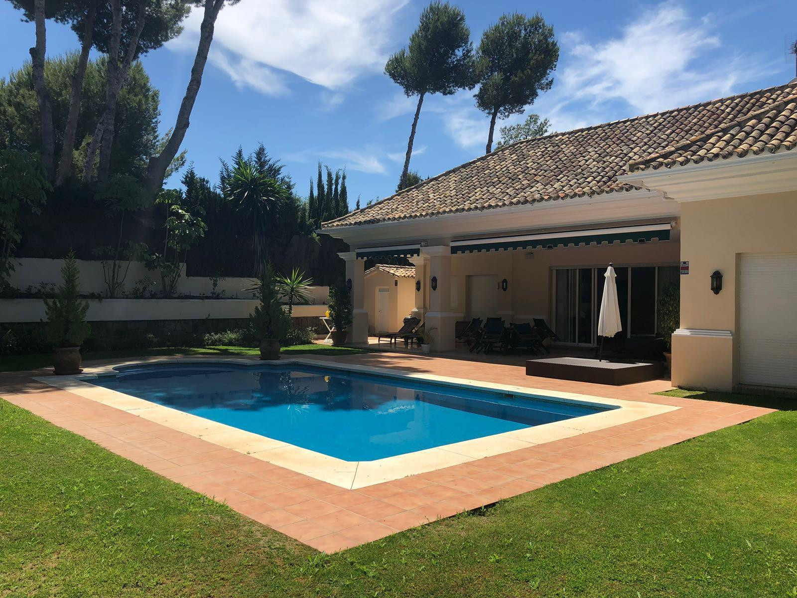 <b>Villa</b> en primera línea de golf en Rio Verde, <b>Marbella Golden Mile</b> - 1