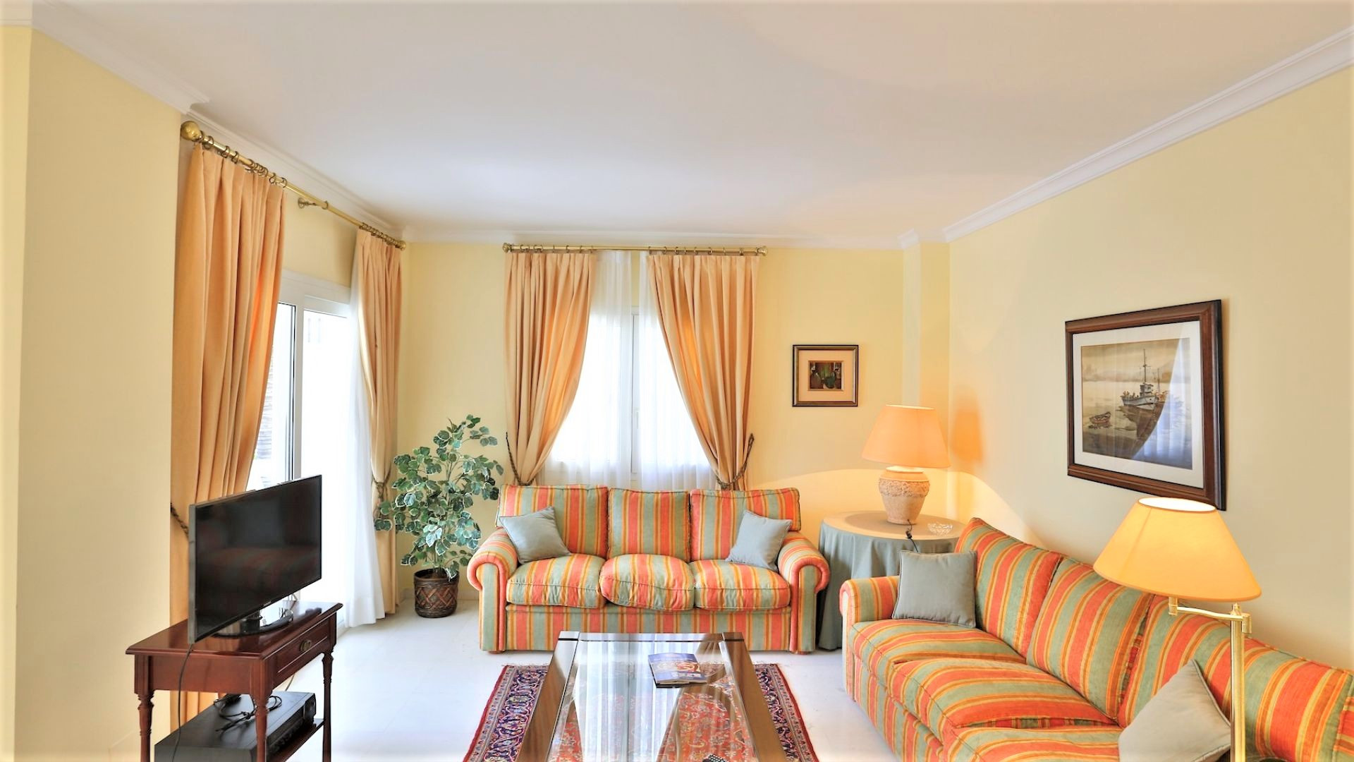 Extraordinario <b>Apartamento</b> junto al mar en Las Gaviotas, <b>Puerto Banus, Marbella</b> - 1