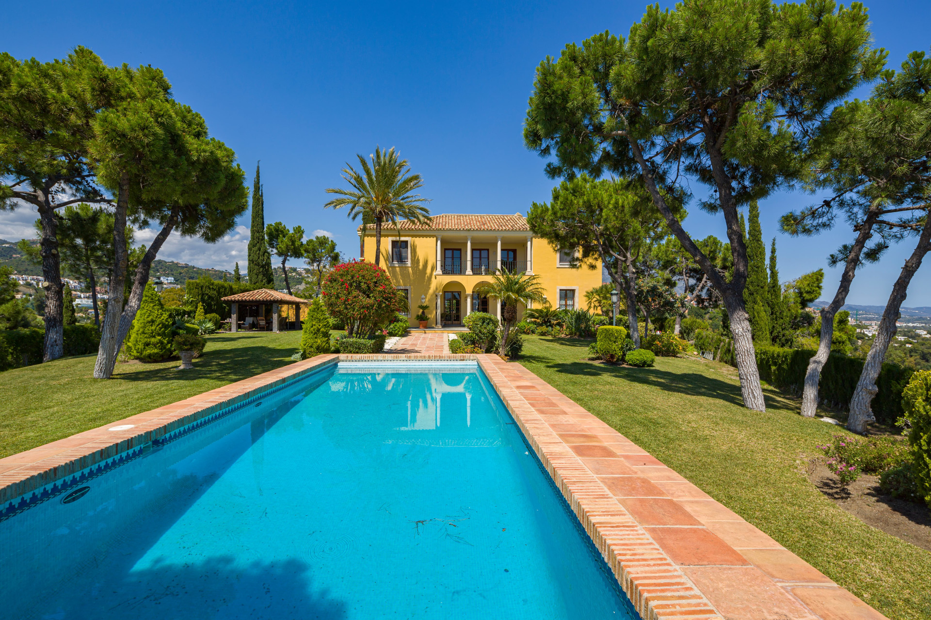 Extraordinaria <b>Villa</b> con vistas panorámicas al mar en Puerto del Almendro, <b>Benahavis</b> - 1