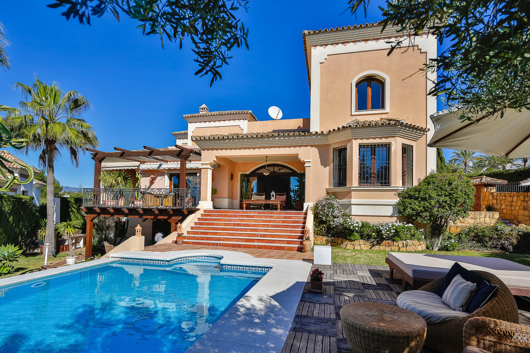 Extraordinaria <b>Villa</b> con vistas al mar en <b>Nueva Andalucia</b> - 1