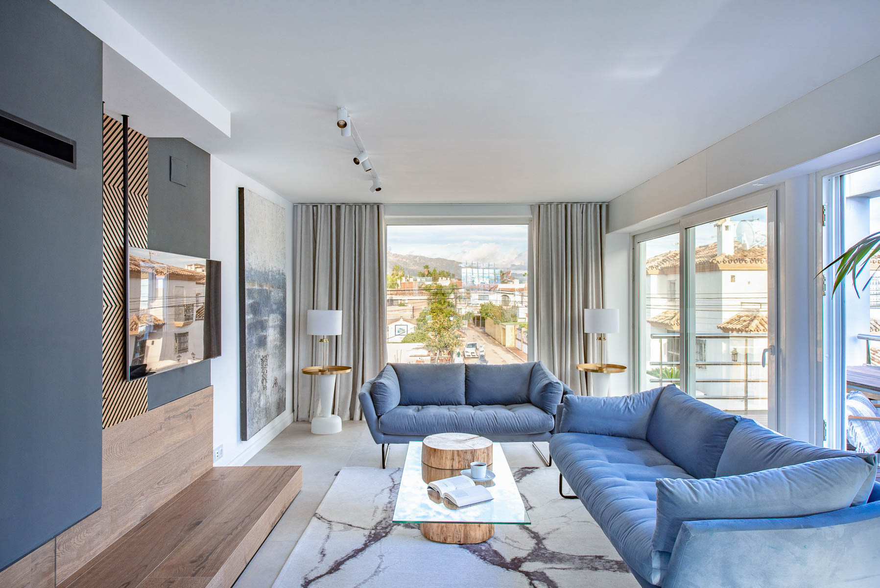 Beachside <b>Villa</b> with mountain views in Los Angeles, <b>San Pedro de Alcantara</b> - 1
