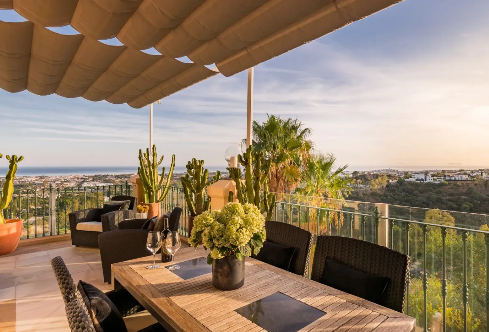 Excelente <b>Ático Duplex</b> con vistas panorámicas al mar en Monte Halcones, <b>Benahavis</b> - 1