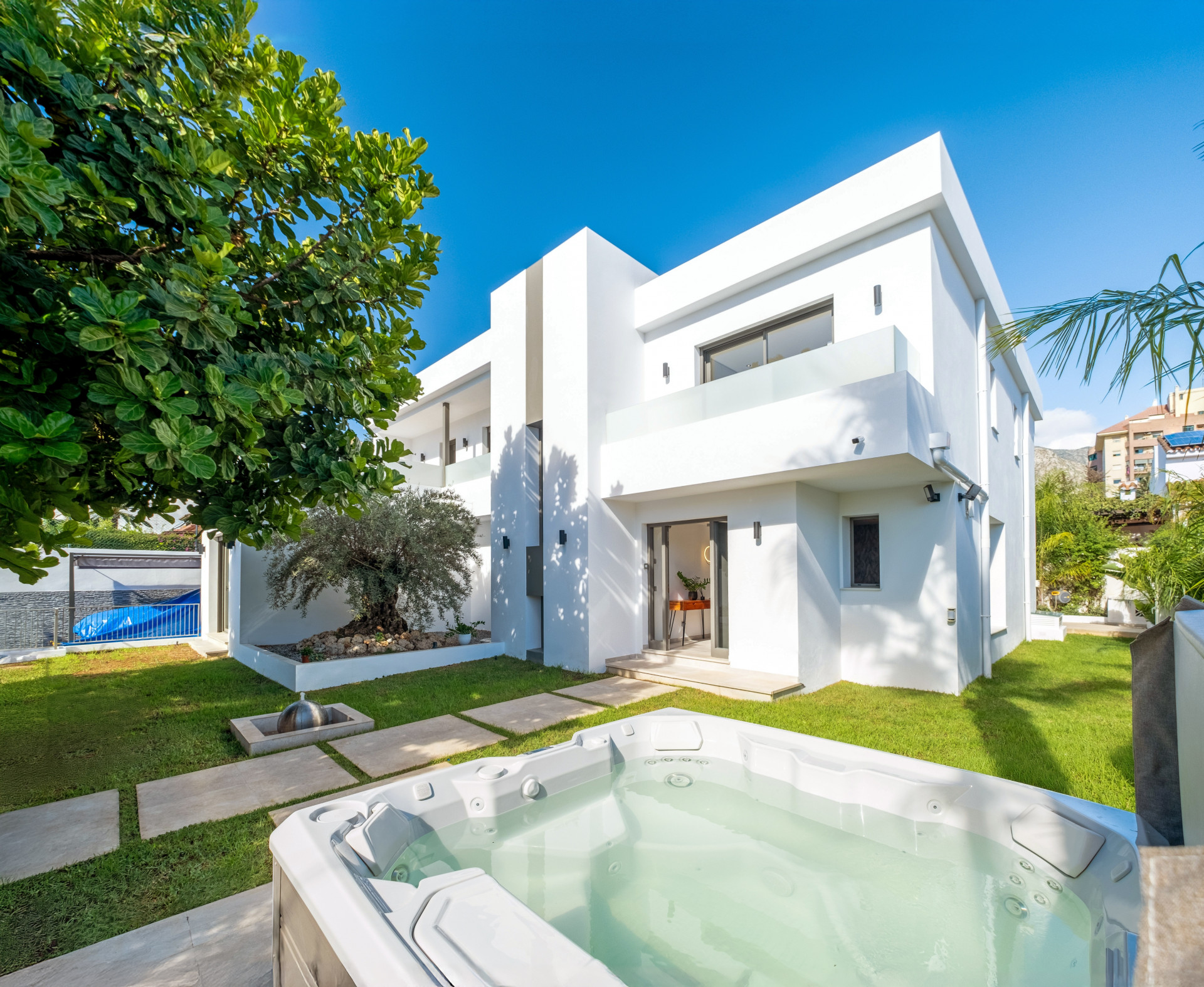 <b>Villa</b> con vistas panorámicas a la montaña en <b>Marbella Golden Mile</b> - 1
