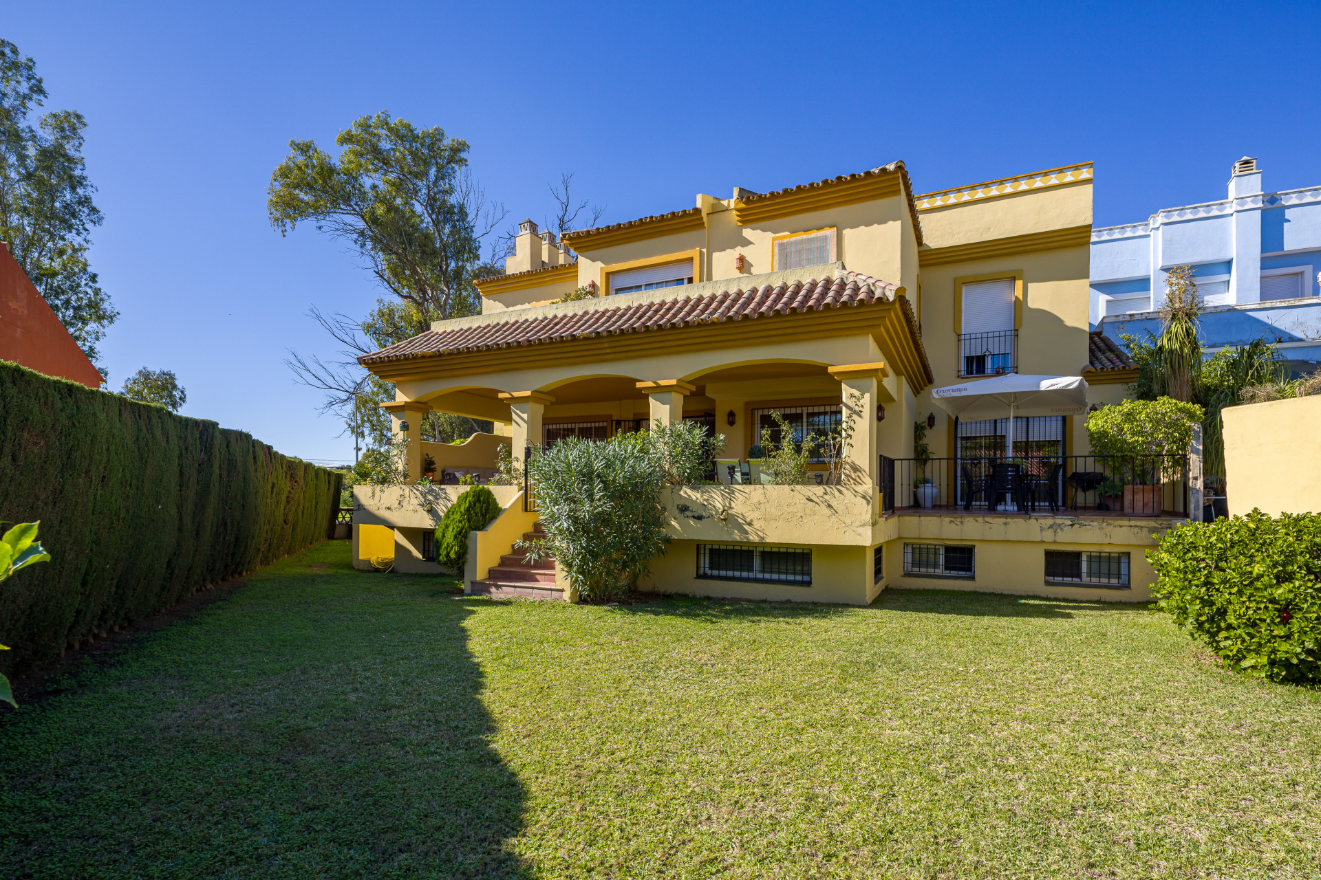 Excelente <b>Villa Adosada</b> con terraza privada en Guadalmina Alta, <b>San Pedro de Alcantara</b> - 1
