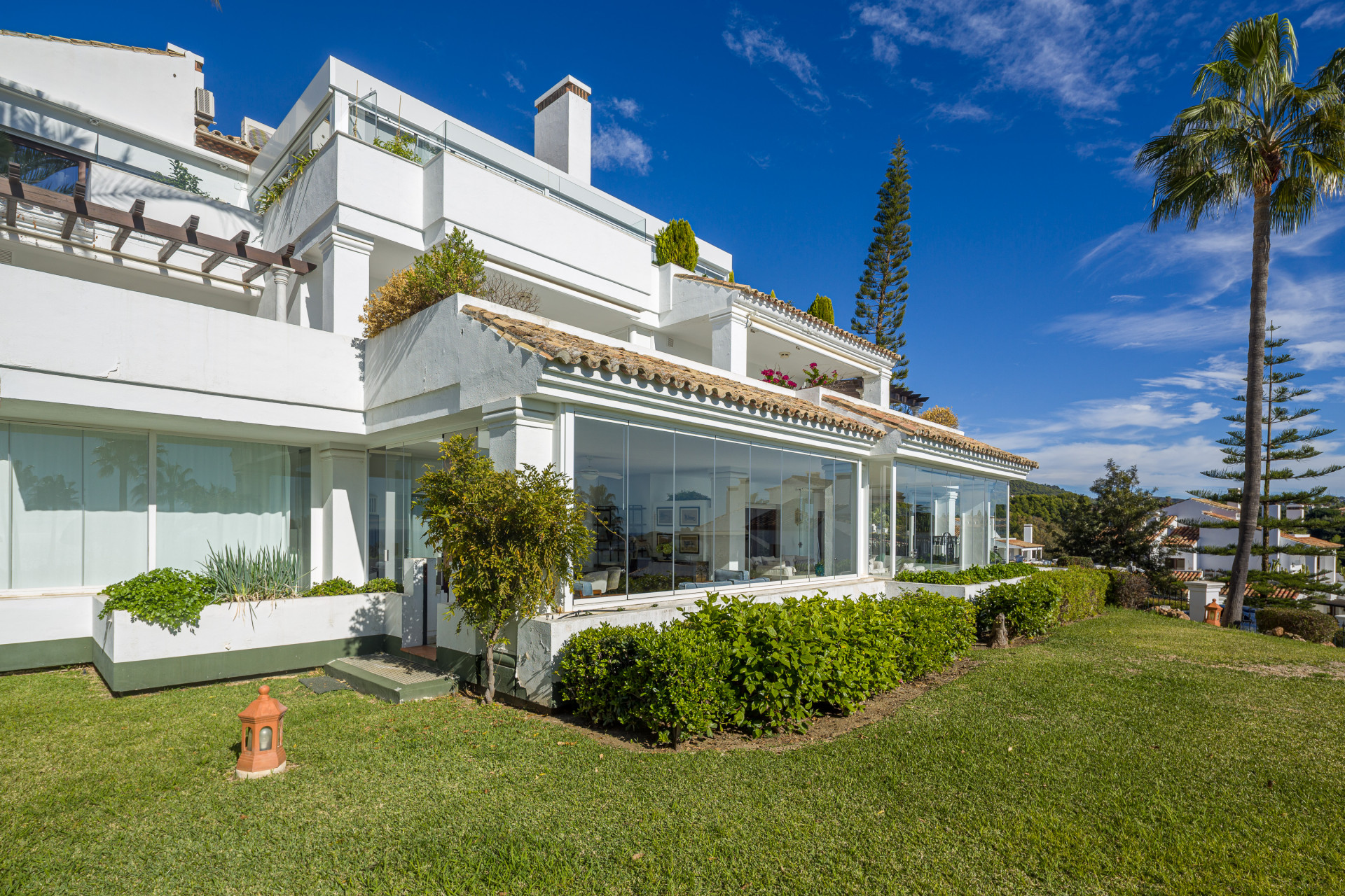 Extraordinario <b>Apartamento</b> con vistas panorámicas al mar en Monte Paraiso, <b>Marbella Golden Mile</b> - 1