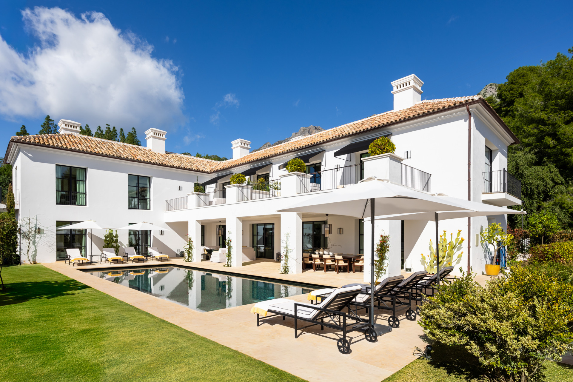 Luxury <b>Villa</b> with panoramic sea views in Cascada de Camojan, <b>Marbella Golden Mile</b> - 1