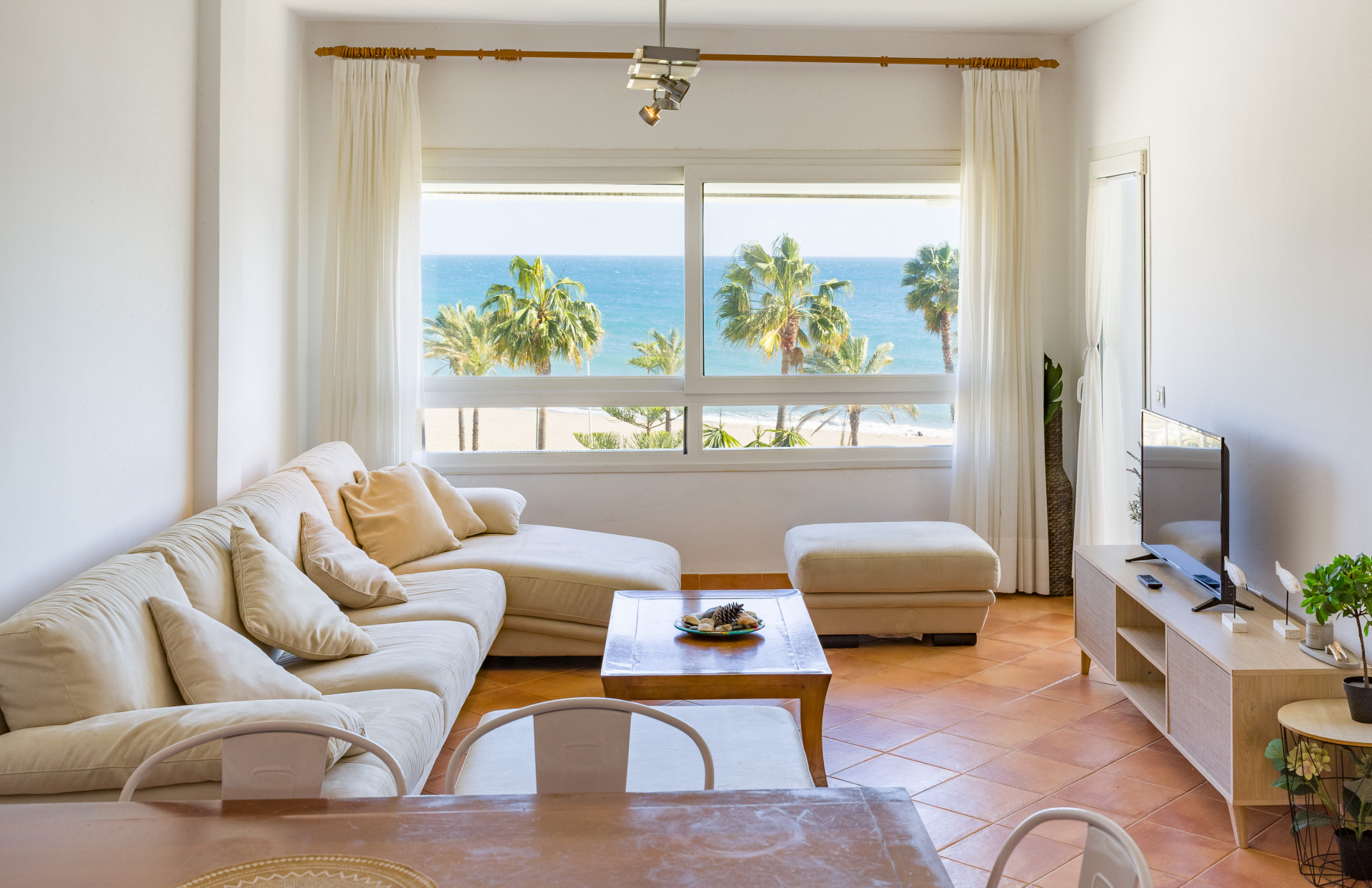 Excelente <b>Apartamento</b> en primera línea de playa en <b>Puerto Banus, Marbella</b> - 1