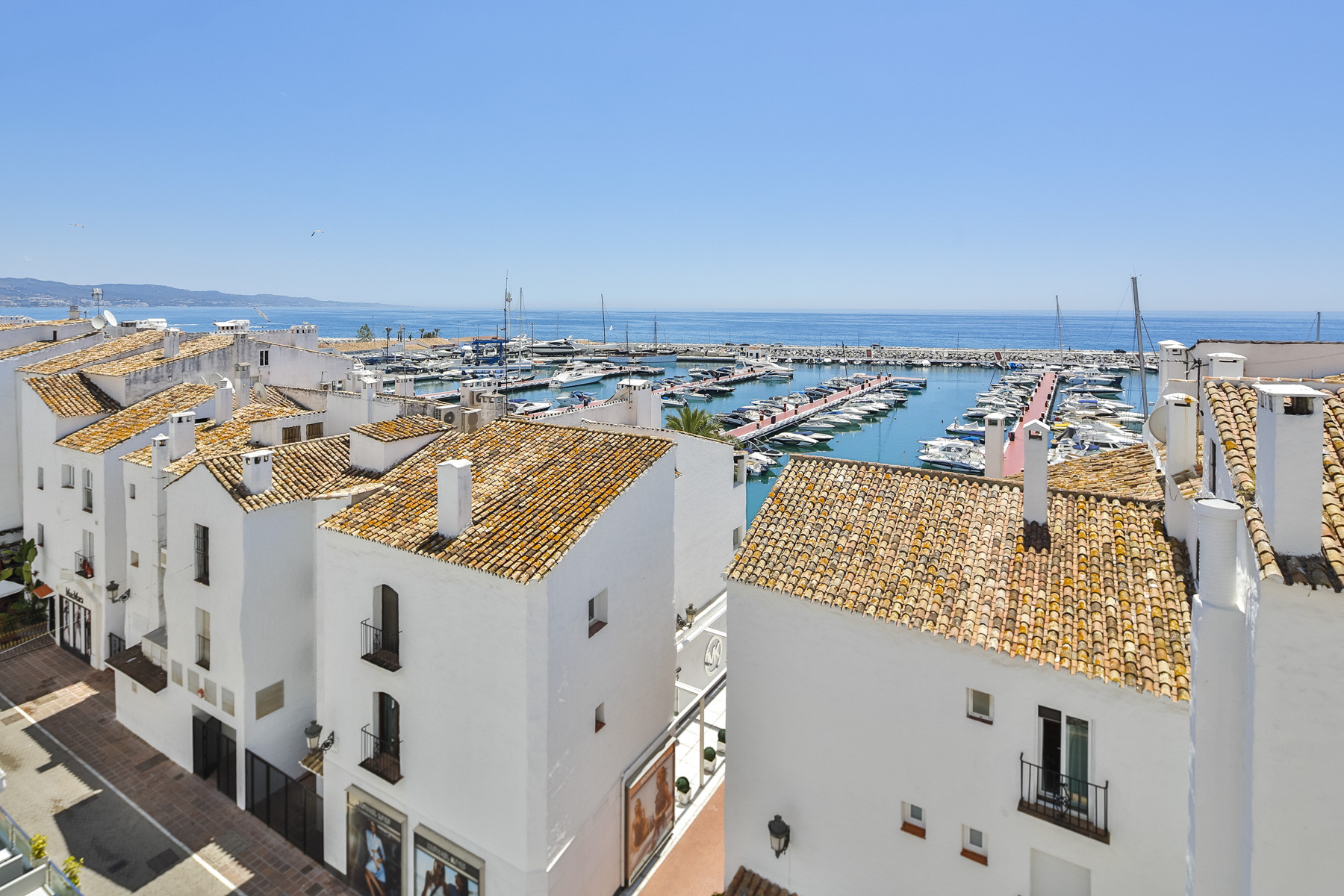 Beachside <b>Apartment</b> with panoramic sea views in Puerto, <b>Puerto Banus, Marbella</b> - 1