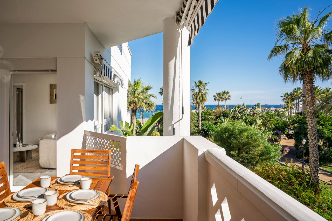 Beachside <b>Apartment</b> with sea views in Playa Rocio, <b>Puerto Banus, Marbella</b> - 1