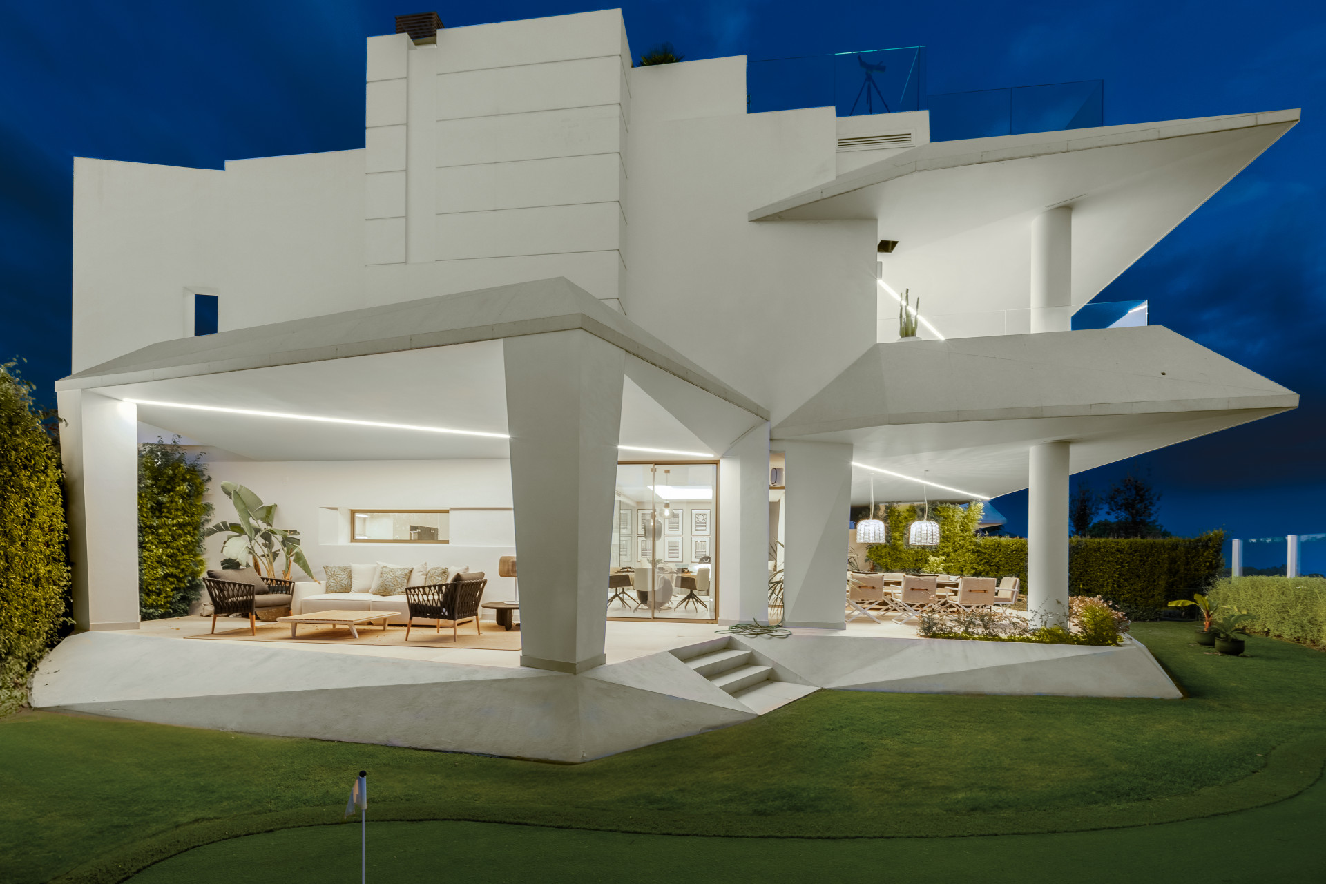 Frontline golf <b>Villa</b> with sea views in <b>Nueva Andalucia</b> - 1